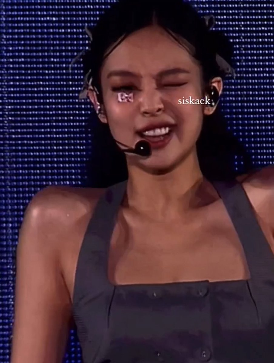 jenniepics's tweet photo. the wink https://t.co/covOkSJFz7