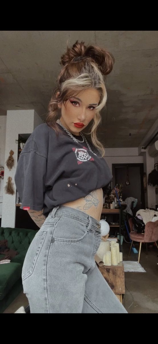 Maddie the baddie 🍓 on Twitter: "Off the wall"