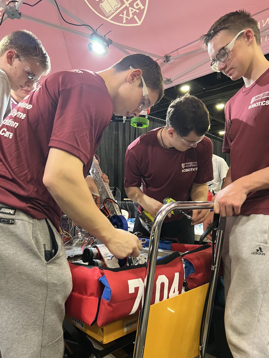 BotBrothers7104's tweet photo. Bot Brothers go undefeated on the second day of competition, and finished 14th. See you in Macon for the second competition! https://t.co/yeNKcyJPTL