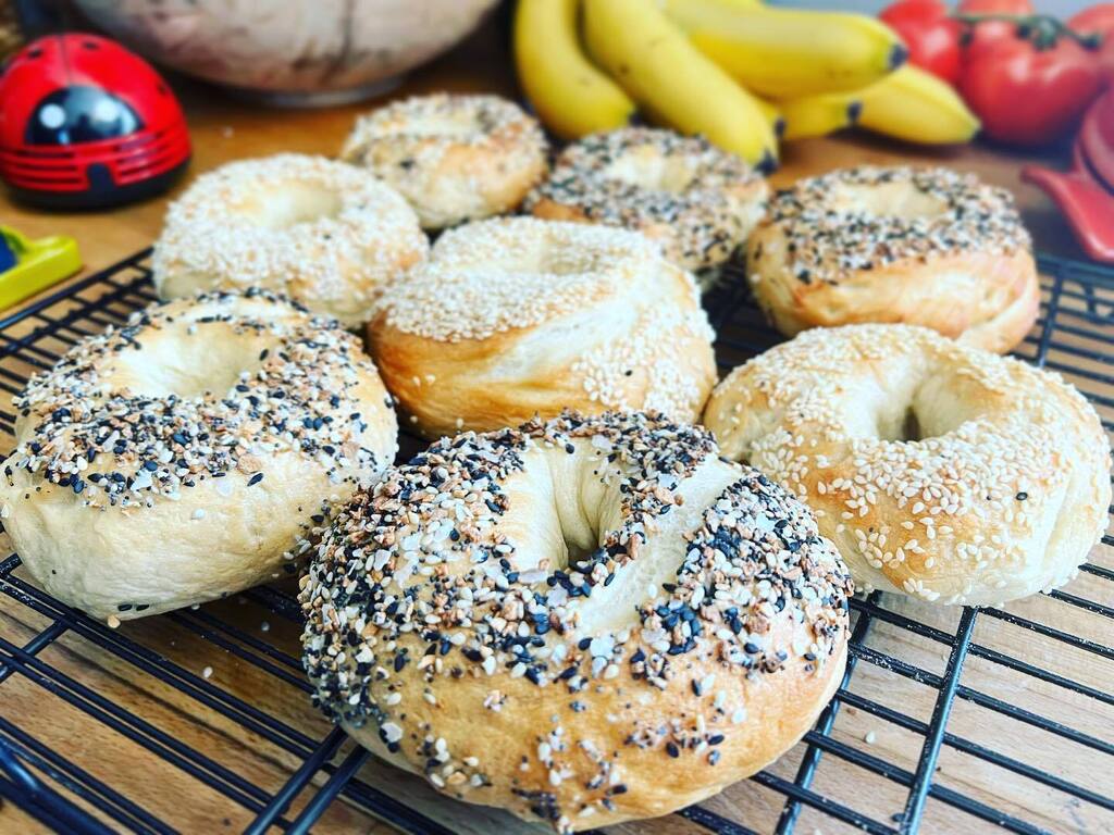 Today’s kitchen experiment, fresh out of the oven! I love bagels. 😍 #montrealstylebagels #honeywater