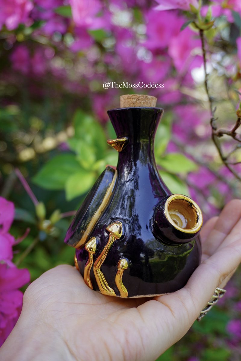 My favorite potion bottle piece that I’ve sculpted🖤✨
.
.
#crystals #magic #potionbottle #witchyart #witchyvibes #enchanted #clay #weirdart