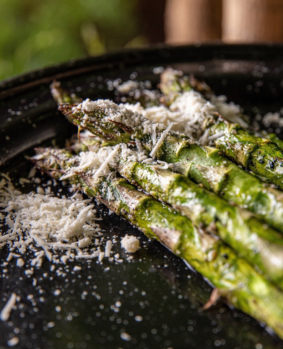 Algo más ligero para el sábado… ¡Claro que sí!
Tenemos para ti listos nuestros espárragos ahumados con salsa de Cotija.