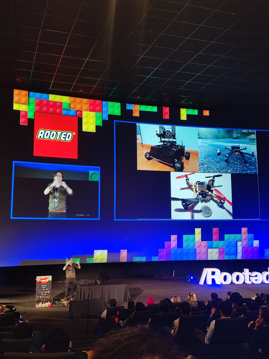 JezerFerreira's tweet image. El tío más sexy de la #RootedCON2023 el tío que desafía mi sapio/heterosexualidad 😝😝😝😝 @TaiksonTexas , lo siento @itsgabsgarcia