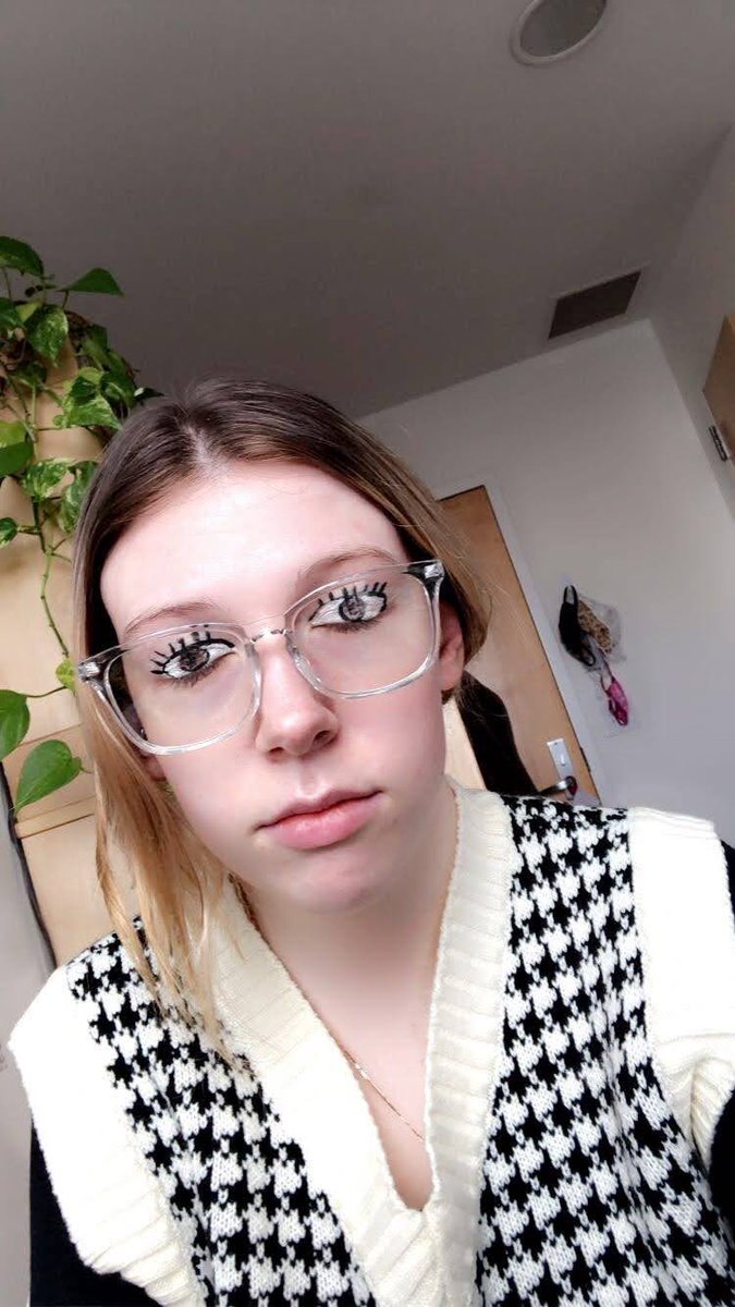 maialuders's tweet photo. i painted my eyelids so i could sleep during class and look awake https://t.co/LgVyclPV7s