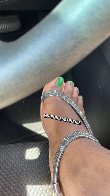 Green 💚🐸 Come rub my feet~ https://t.co/NnTW45pva8<a href="/tag/mvsales"class="tags"><span>#mvsales</span></a>