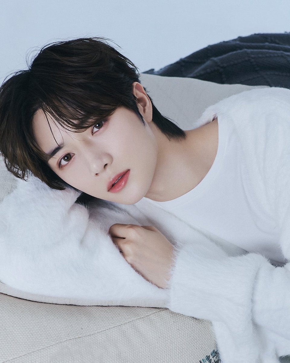 autumnwyndy's tweet photo. ชเวบอมกยู txt กับโปรไฟล์เว่อๆที่เหมือนหลุดมาจากนิยาย บ้านรวย ต้นตระกูลเป็นตระกูลขุนนางเก่าแก่ที่ร่ำรวย(ตระกูลชเวจากคยองจู) มีแหวนประจำตระกูล บ้านอยู่แดกู เลี้ยงนกแก้วในสวนหลังบ้าน พ่อเป็นนักแข่งรถ ตัวเองเป็นนักดนตรีอยู่วงดนตรีของโรงเรียนตอนมัธยม(เล่นกีต้าร์) มีรุ่นน้องแอบชอบ -1- https://t.co/0FC11zgOra