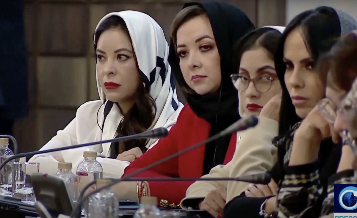 Martinminguchi's tweet photo. El gobierno iraní acosado por la opinión ante la brutal represión en contra de las mujeres de su país organiza una reunión de mujeres "de influencia" para lavar su imagen. ¿Y qué ecuatorianas se trepan en esa camioneta? https://t.co/Cg6FEAGe1K