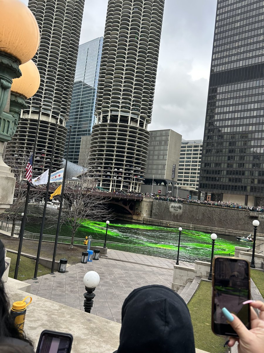 AllemanMonica's tweet photo. Dyeing the river green #StPatricksDay #chicago https://t.co/4kTf1DwH0y