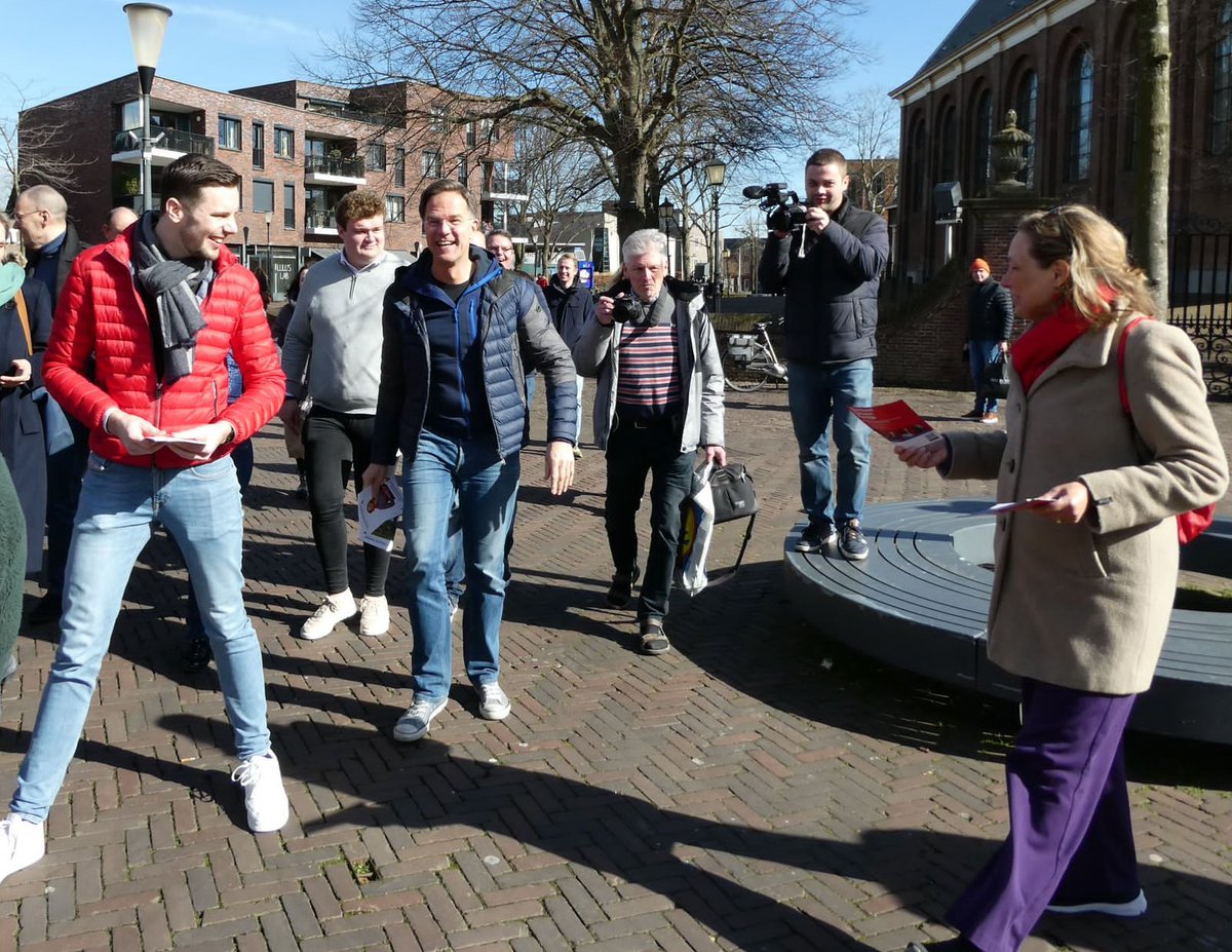 <a href="/VerhoefPetra/">Petra Verhoef</a> overhandigde vanmiddag in Berkel centrum aan premier Mark Rutte het <a href="/PvdAZH/">@groenlinks-pvdazh.bsky.social</a> verkiezingsprogramma met  <a href="/AnneKoningDelft/">Anne Koning</a> als lijstrekker. Het hele programma is te vinden op: zuidholland.pvda.nl/verkiezingen-2… 
Van Mark Rutte kreeg zij als wederdienst natuurlijk de <a href="/VVD_LL/">VVD Lansingerland</a>  flyer