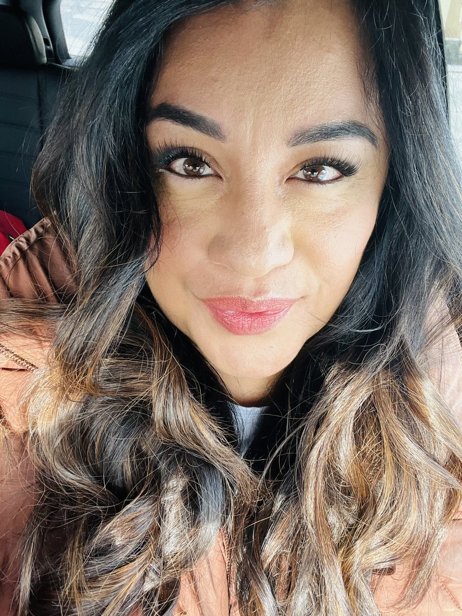 imandreamuir's tweet photo. Not my typical Saturday morning look at 9 am😆 I have a business training online and need to show up like the business owner that I am!

Any #mompreneurs out there ? Here is to us making it work in the pockets of our time 👑

#reallife https://t.co/UMJ4gguwSQ