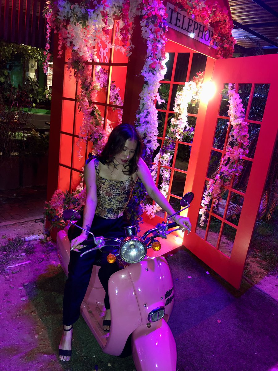 FrenchCrys's tweet photo. Shoutout to all the flowers that blossom through concrete 🌸 https://t.co/wnMnebHxI1