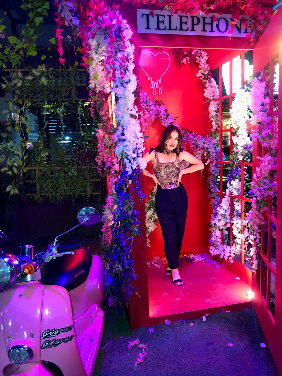 FrenchCrys's tweet photo. Shoutout to all the flowers that blossom through concrete 🌸 https://t.co/wnMnebHxI1