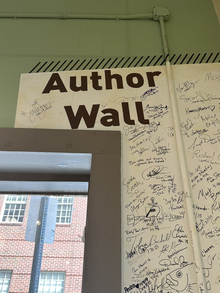 🤭I think I may know an author or two on this wall! @JuliePJones @mrdearybury #weareplayful