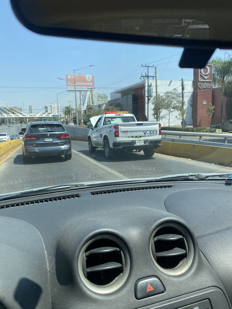 Ya es la segunda vez en la semana que por vehículos descompuestos de @JaliscoVial en López Mateos, se provocan grandes embotellamientos. Hoy, está a la altura de Lázaro Cárdenas, después de la bayoneta de ingreso a céntrales. ¿No les dan mantenimiento o qué? @Trafico_ZMG