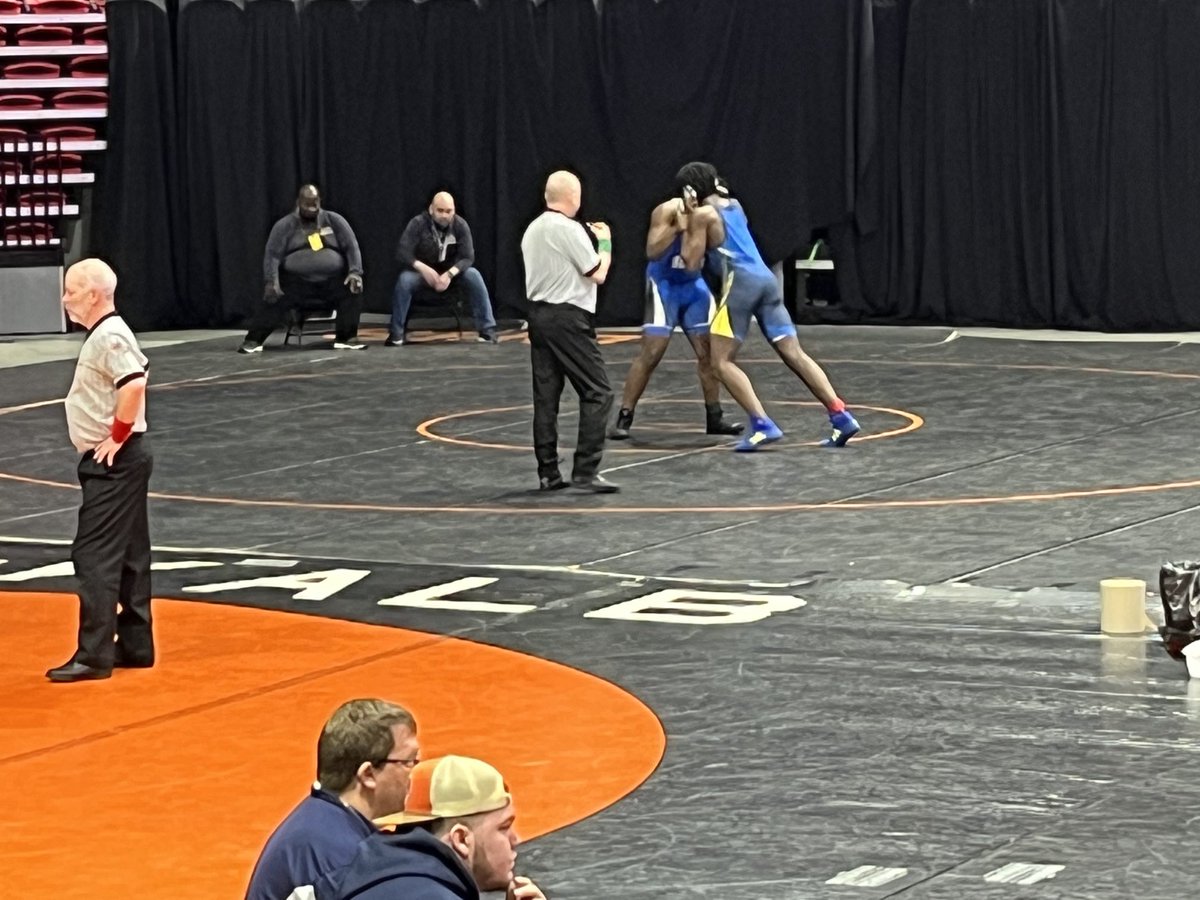 dhiggs_32's tweet photo. DJ wrestling through pain of an injured leg to compete at State! ⁦@ROUNDLAKEMIDDLE⁩ ⁦@rlasdistrict116⁩ ⁦@AthleticsRL⁩ #ProudPrincipal #RLMSpride https://t.co/C49KfhLsEF