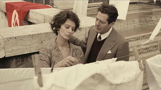 adammartin_73's tweet photo. Enamorat del descobriment d"«Una giornata particolare» (1977), d'Ettore Scola.
Com a bon cinèfil, a l'@OriolOsan li va bastar veure l'escenografia de «Gràcia», l'obra de @molinarosa en cartell al @TeatreLaGleva, per veure-hi de seguida paral·lelismes molt ben trobats. (1/2) https://t.co/vByT9TvkOd