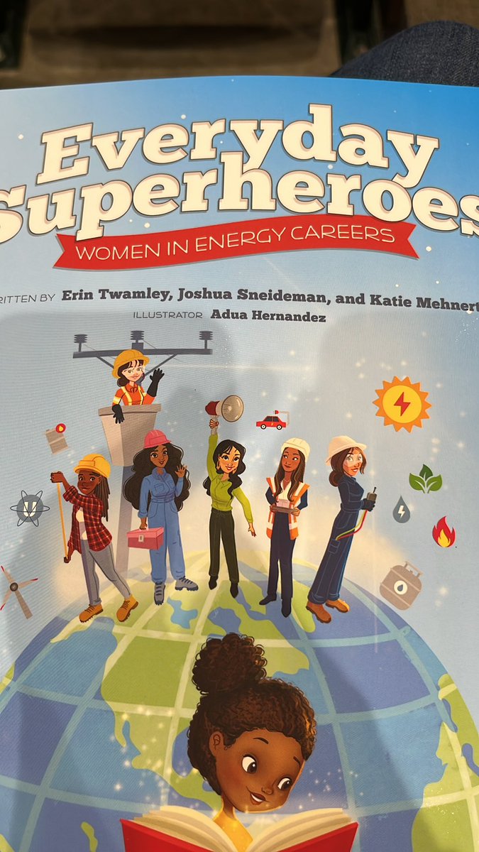 michellesbettis's tweet photo. @CoachStone12 @hollowayreader @STEMagogy He did a great job signing his book for all the #STEMforHer participants 🔬⚗️🔭🧪🧬 https://t.co/uTV0MdUDfW
