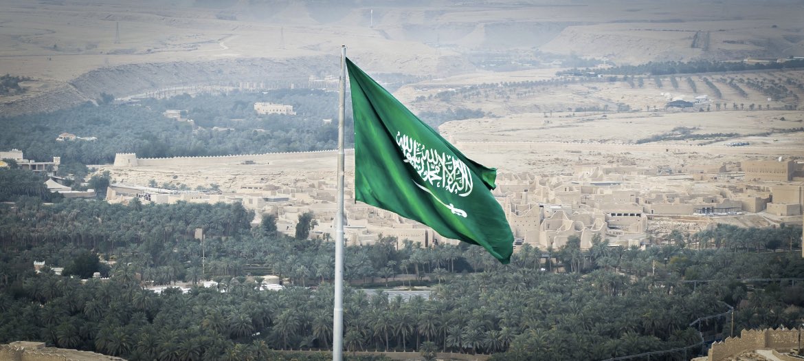bensroor's tweet photo. #يوم_العلم رآية التوحيد خفاقـه
الرآيـه اللي مدى التـاريخ مرفـوعه

من يوم كنا على حصان وعلى ناقه
لليوم هذا وهي فـ القلب مطبوعه

#محمد_عوض_بن_سرور https://t.co/wzx34UZykr