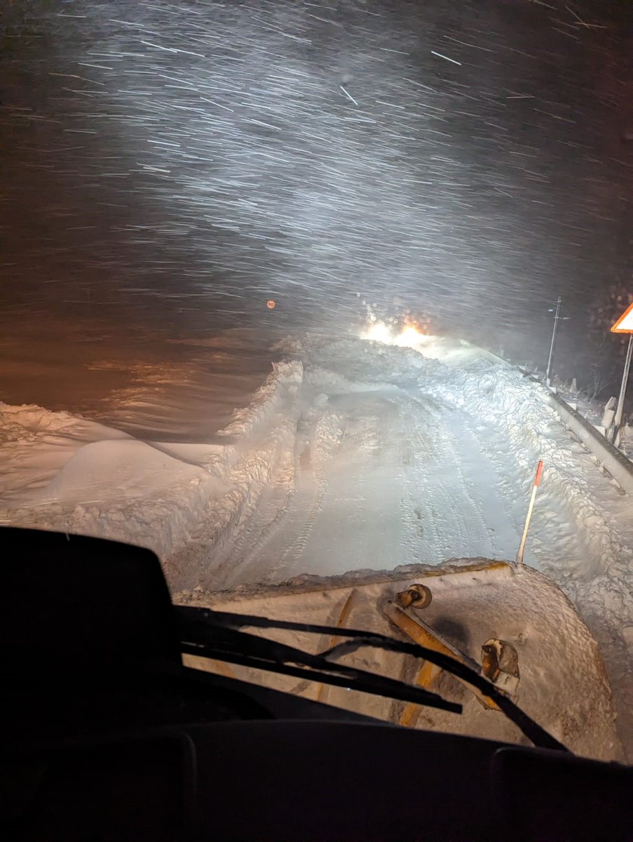 OldhamCouncil's tweet photo. A moment of appreciation to all of the teams who have been out in the snow day and night over the past few days.

Thank you! 👏👏👏 https://t.co/WXwamVNjmF