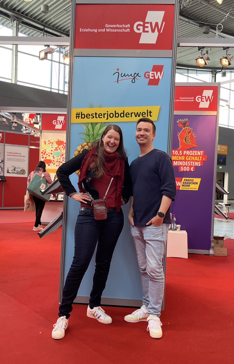 susanneposselt's tweet photo. @blume_bob Total schön, dass wir uns getroffen haben 🤩 #besterjobderwelt
Und übrigens: Macht doch mit beim Bildungsrat von unten 🥳 https://t.co/0gsKiCKbLt #twlz https://t.co/5fDGkduoeW