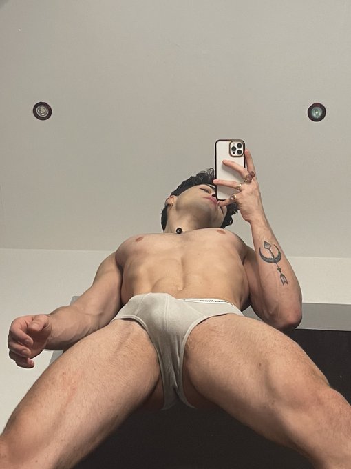 2 pic. my soft dick can’t be this serious… https://t.co/vEFP9XtYdE