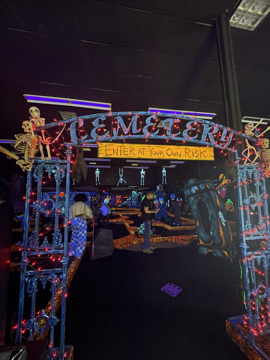 krissacrumbles's tweet photo. This mini golf course was amazing! Had such a great dayte โบ๏ธ ๐#monsterminigolf https://t.co/bELK6GxSdb