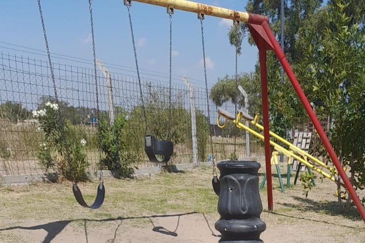 sole_pazos's tweet photo. Todas las plazas de nuestro municipio fueron renovadas... Las nuestras aún no... , cuando las renuevan ? Los juegos que tienen los hicieron los vecinos ! Queremos juegos nuevos ! No somos un barrio cerrado, estamos en Tigre. @MunicipioTigre @ZamoraJulio https://t.co/xthgZpEVNw