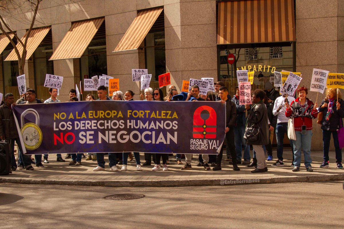 Esta mañana, ante @YtalyinSPA por las más de 70 muertes en Cutro tras no disponer los servicios de Socorro y rescate.

Comunicado: sancarlosborromeo.org/docs/Comunicad…

Galería: photos.app.goo.gl/cQxPtZb7QRBTXx…