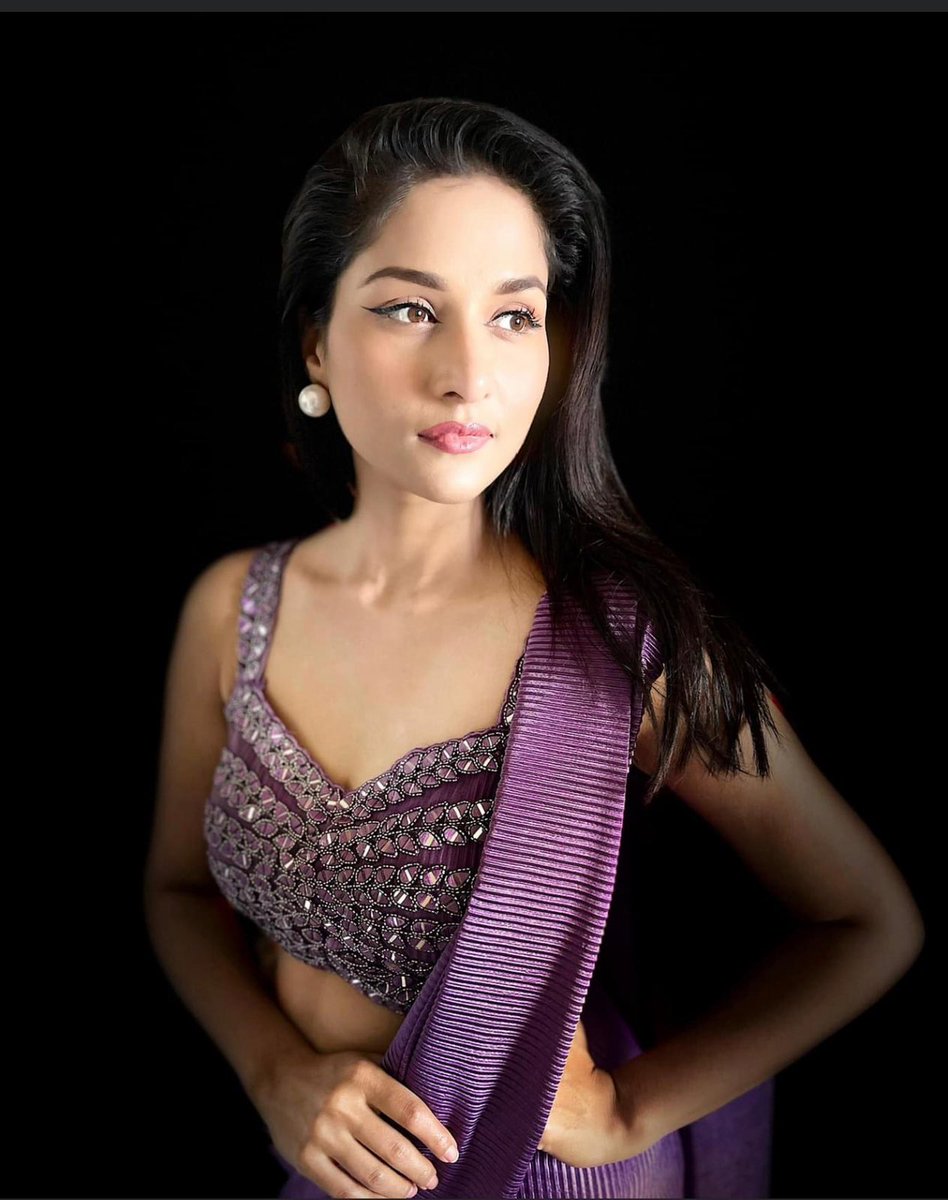 ARPITAARYA's tweet image. A saree is a dress with a pure soul…. #Sunday_Evening #SundayMotivation #sundayvibes