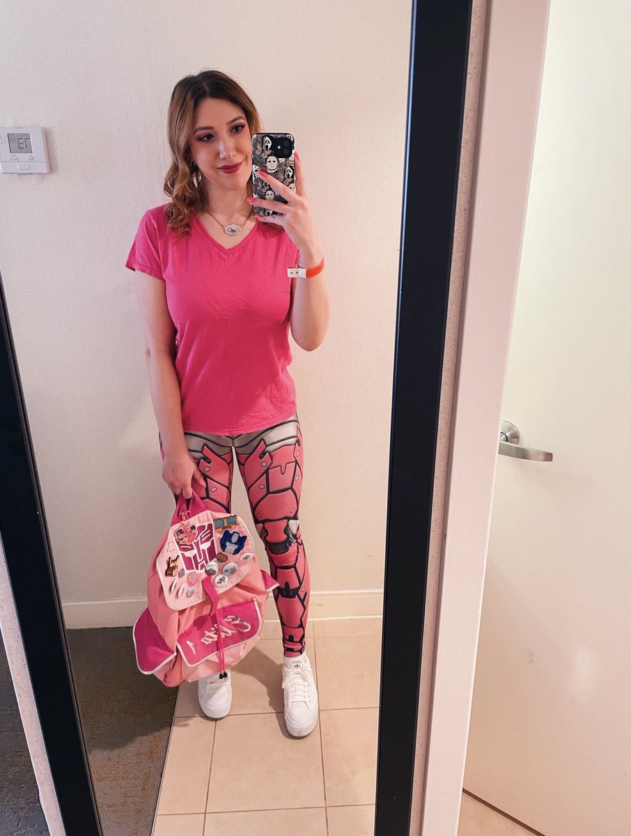 lalalita____'s tweet image. TFCON LA DAY ONE - Let’s goooooo! If you spot me please say hi, I promise to keep my Elita simping to a minimum… (I’m lying) 🤫 #TFConLA #TFCon