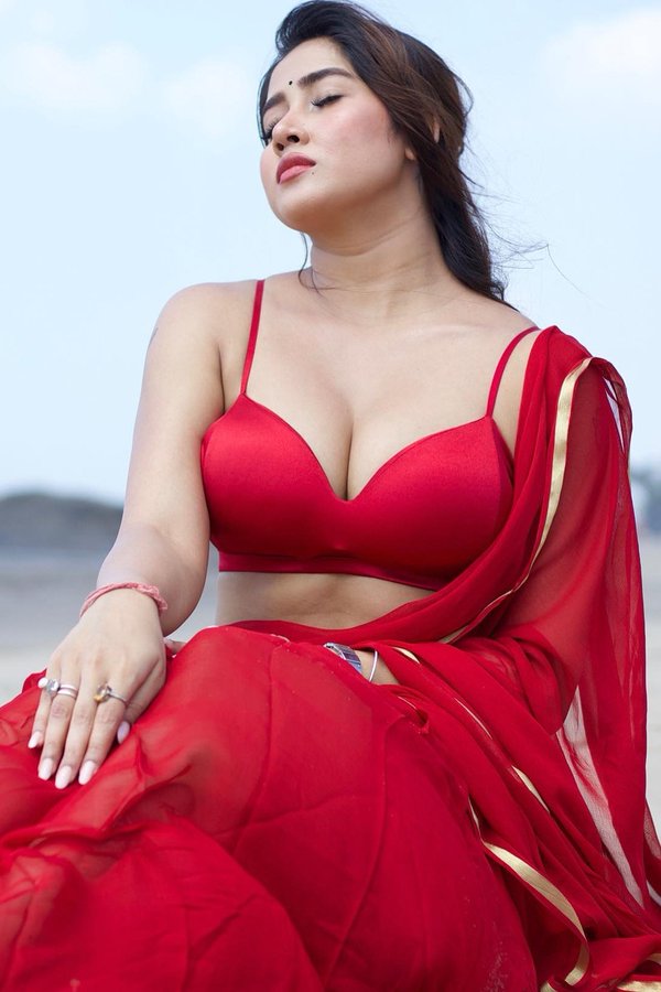 Fq9dbueWAAEV0wg?format=jpg&name=900x900