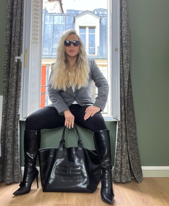 Bon nuit, Paris! 🖤  L!nk in B!O https://t.co/9QE9WMEPME