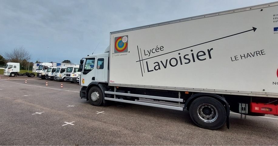 R0bertAndrew's tweet photo. Portes Ouvertes 2023, un grand merci aux élèves de bac pro CTRM et à leurs enseignants pour les animations sur le plateaux de conduite routière...
#lycéelavoisier #acnormandie #normandie #régionnormandie #bacproctrm #scaniafrance #scanıa https://t.co/RHlbvEolVX
