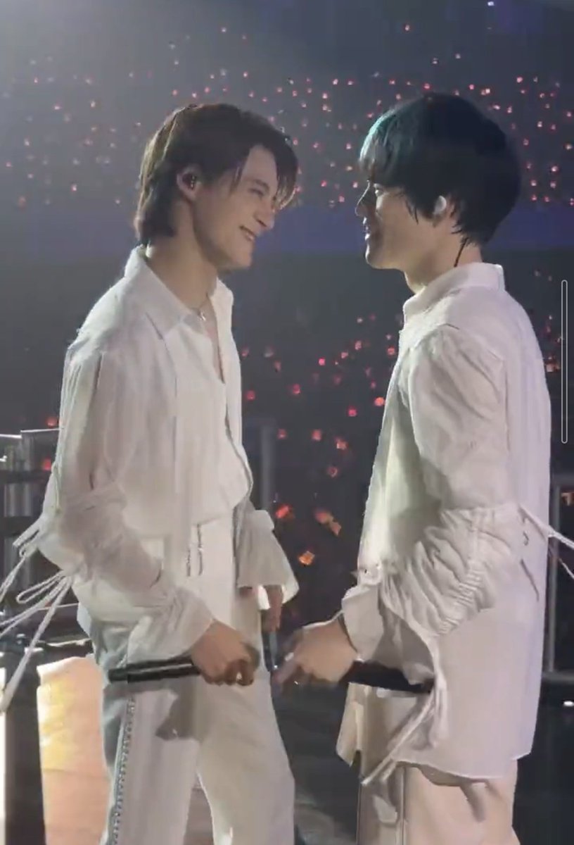 Lovejenochenle's tweet photo. こんな至近距離の動画アップしてくださりありがとうございます🙇🏻😭
2人共かっこよすぎる🥺💚

チョンロと肩組みながらペンサするジェノあまりに輝いていてまぶしい🥹

一緒に歌った後、2人とも笑い合ってるのも幸せだし、やっぱりジェノがチョンロに向ける幸せ全部載せみたいな笑顔が大好きすぎる😭💚 https://t.co/dTGs6DvFq0