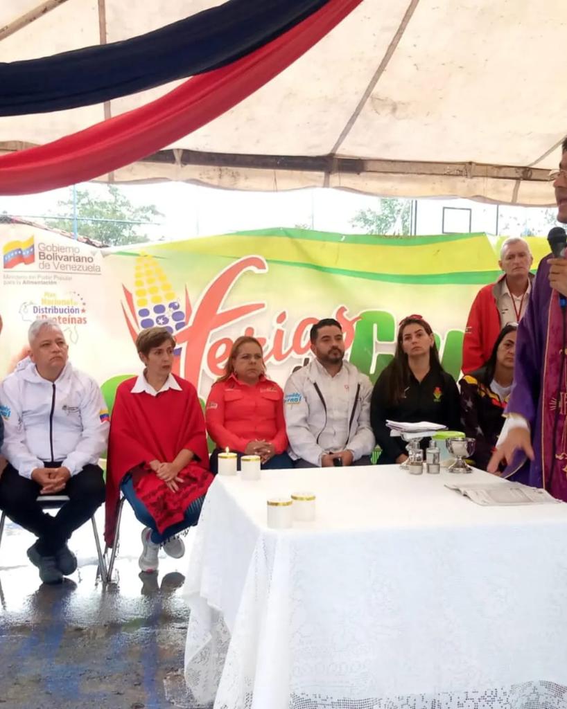 En la cacha deportiva de la comunidad de Barrancas del municipio #Cárdenas, Líderes populares realizaron misa de Acción de Gracias con motivo a la celebración del "VII. Aniversario del Los #CLAP"

<a href="/NicolasMaduro/">Nicolás Maduro</a>
<a href="/FreddyBernal/">Freddy Bernal</a>
<a href="/LealTelleria/">M/G Carlos Leal Tellería</a>
@Tachira_Clap
<a href="/arguelloyepfri/">Yepfri Arguello</a>