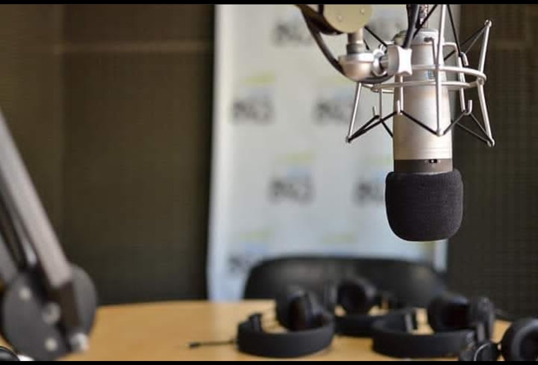 ElChykyok's tweet image. En ese lugar donde las penas,los dolores, las tristezas se alejen, ahí es.
Mi lugar es acá donde las palabras fluyen y se activa la Magia que solo la radio tiene, llegar a oídos que quizás necesitan escuchar justo eso que salió de tu boca. #elpoderdelapalabra