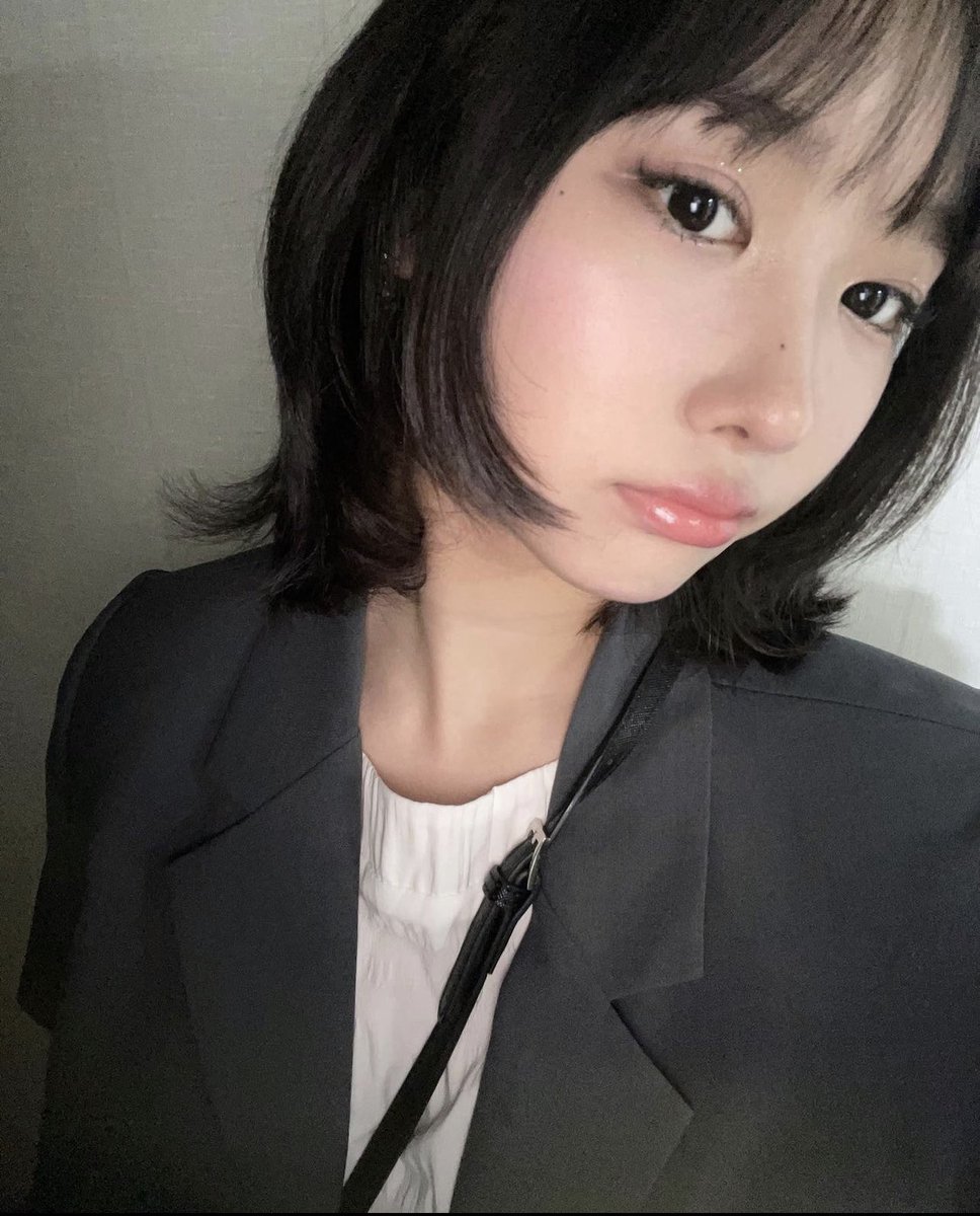 HotIssueBR's tweet photo. #BINGRAM | Atualização da YEBIN no IG.

“🐨🐺”

#YEBIN #예빈 

(1/2) https://t.co/lBicX8CjN3