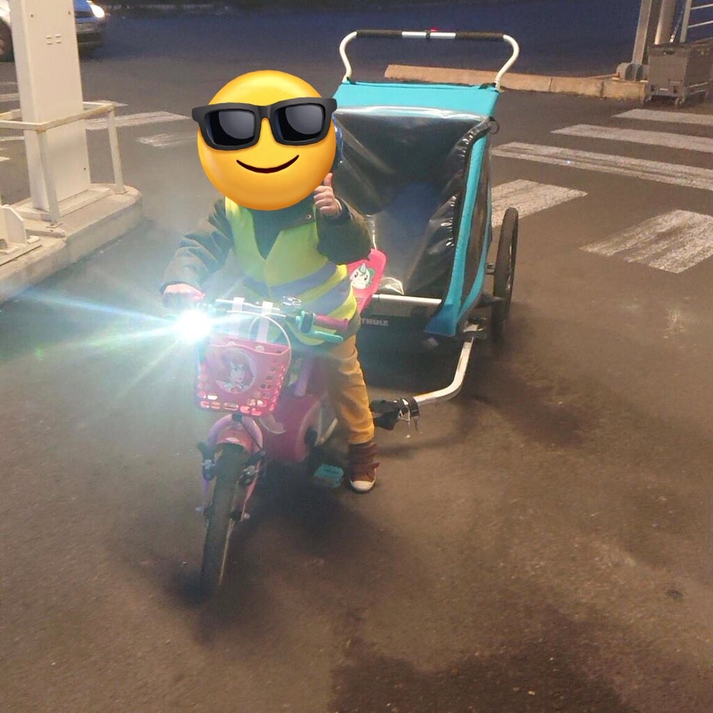 cyclyon's tweet photo. @QSaone [HS : on] Si tu considères l'enfant (avec une remorque vélo), comme un diable 😈, ça passe 🙃 #diablotin #quaxing [HS : off] https://t.co/cKAsKYtnSA