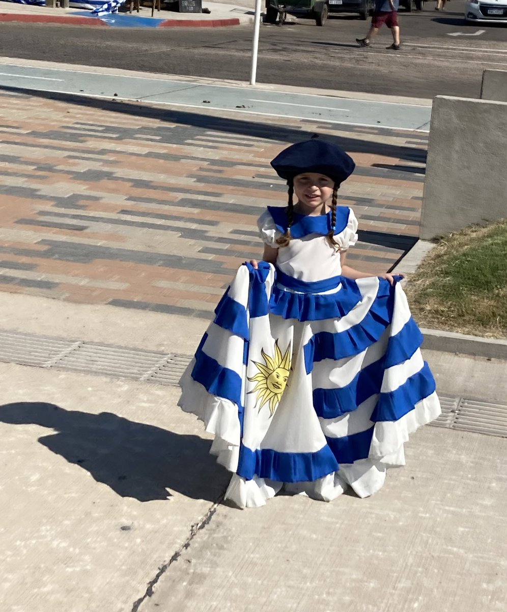 FayeOConnor2030's tweet photo. Muy lindo desfile de la Patria Gaucha hoy. Gracias a la familia Mac Intyre, escocesa de origen, uruguaya de nacionalidad, gaucha en su alma, por haberme invitado a compartir este momento en su carruaje y con su escolta.
¡Viva la Patria! 🇬🇧 🏴󠁧󠁢󠁳󠁣󠁴󠁿 🇺🇾 https://t.co/4kylzIF9MY