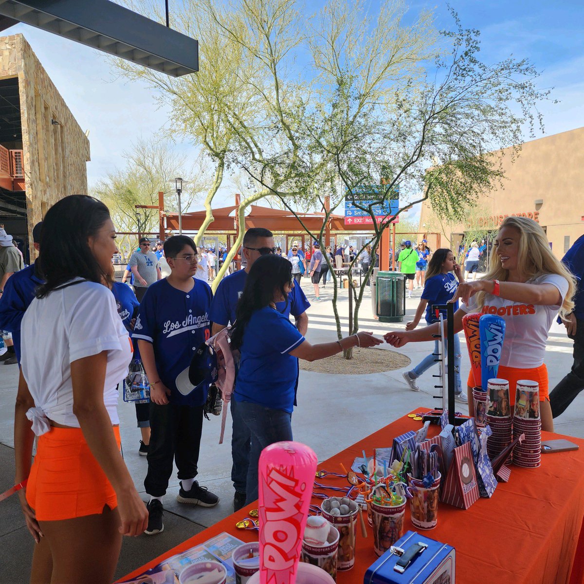 hootersarizona's tweet image. What a great day to be at the Dodgers vs Cubs Spring Training! ⚾️👏  #SpringTraining2023