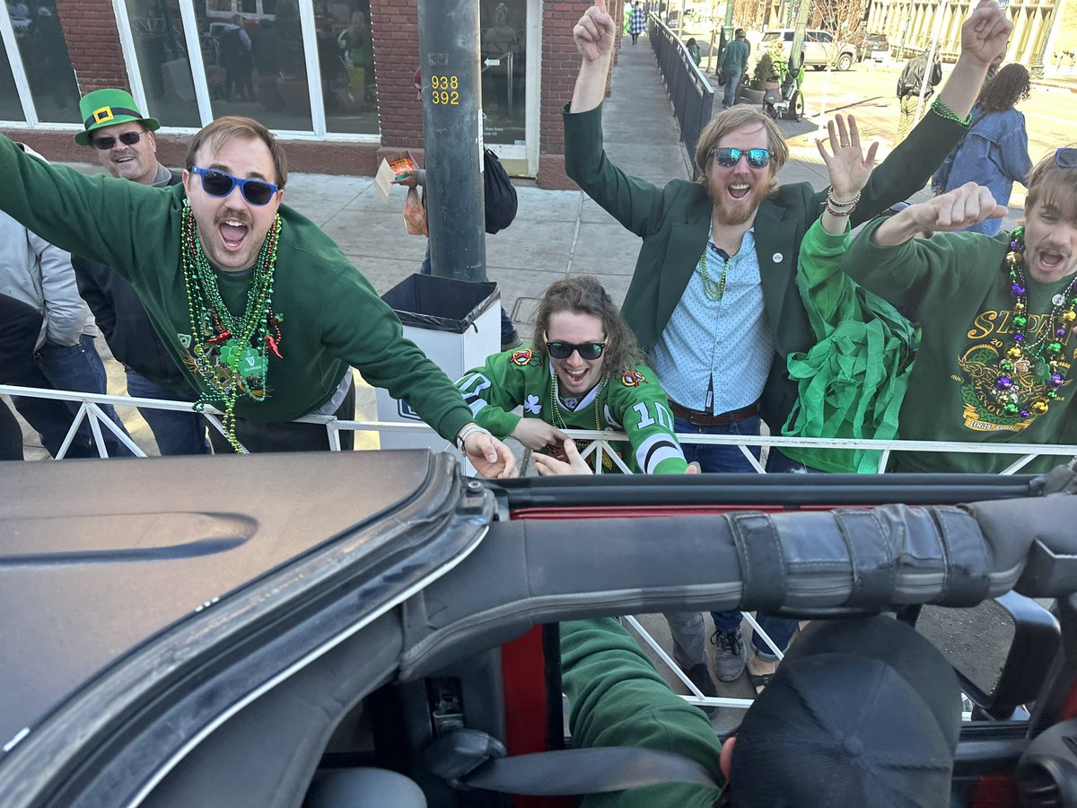 TeaThomasLowe13's tweet image. Denver gets it. #dmsp ☘️