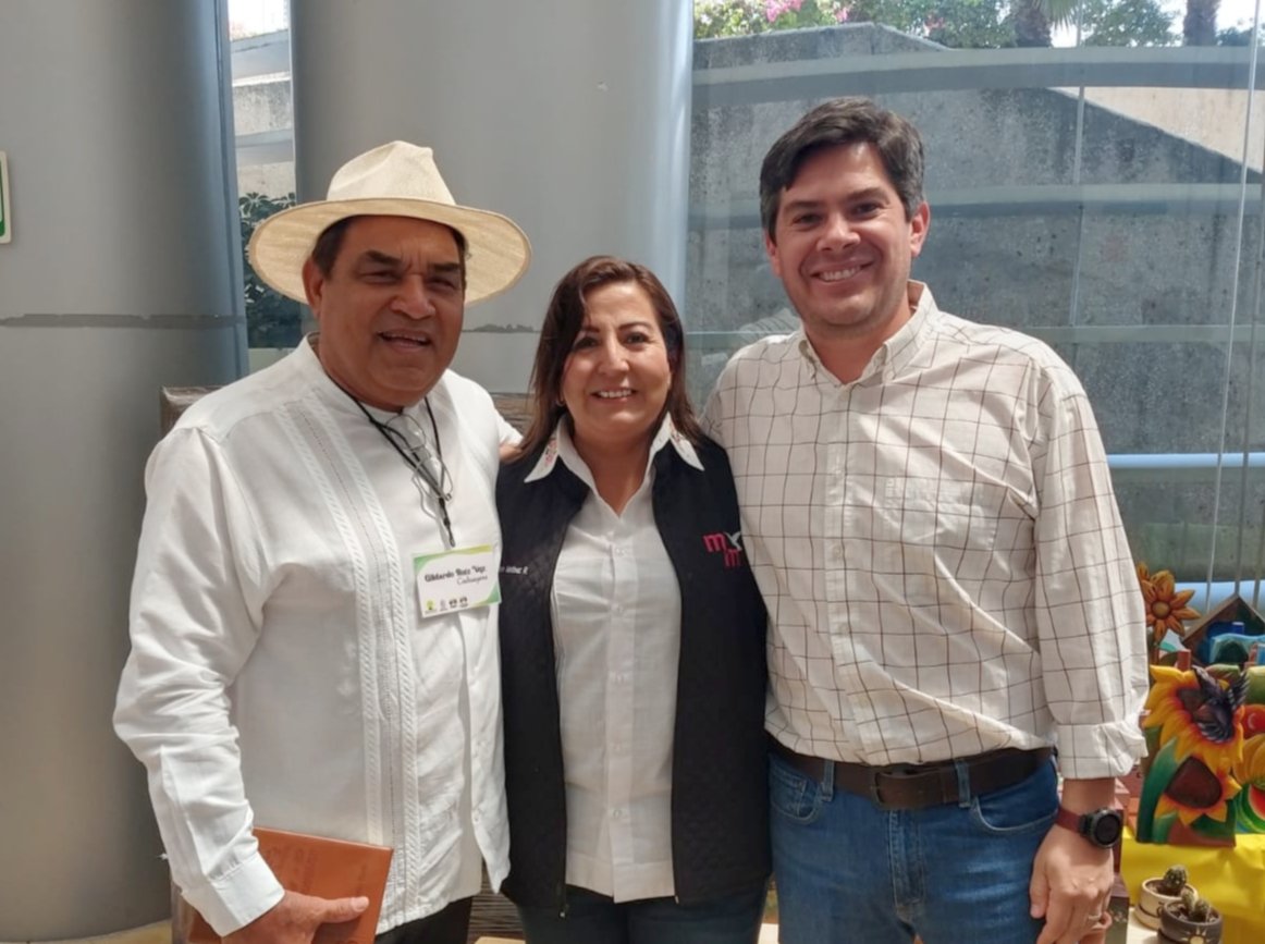 myriammartinez_'s tweet photo. En el Informe de la Federación Estatal de Propietarios de Rurales de Michoacán; dialogando y analizando propuestas sobre los temas sensibles para el sector agroalimentario.
Agradezco la invitación del Presidente de la #FEPR y del Lic. Eduardo Orihuela.
#MichoacanSumaPorMx https://t.co/TpW2GIu3SO