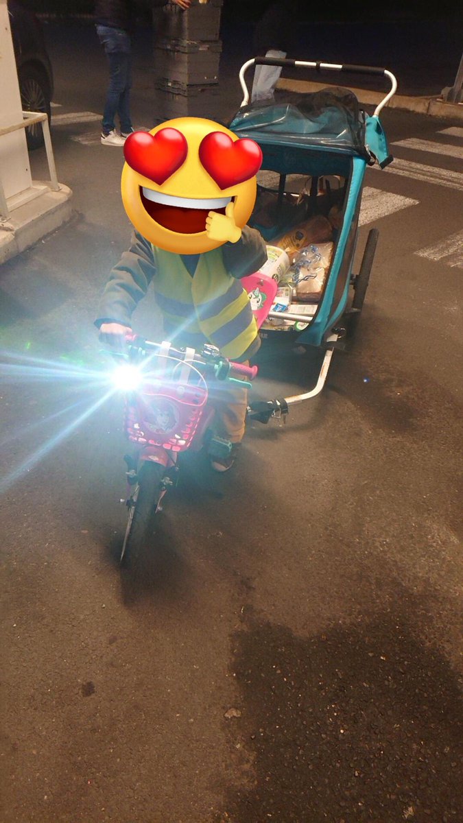 cyclyon's tweet photo. @QSaone [HS : on] Si tu considères l'enfant (avec une remorque vélo), comme un diable 😈, ça passe 🙃 #diablotin #quaxing [HS : off] https://t.co/cKAsKYtnSA