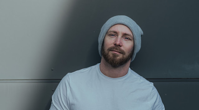 Rising singer-songwriter Samuel Jared reveals new single, "London's Burning" // itsallindie.com/2023/03/rising…