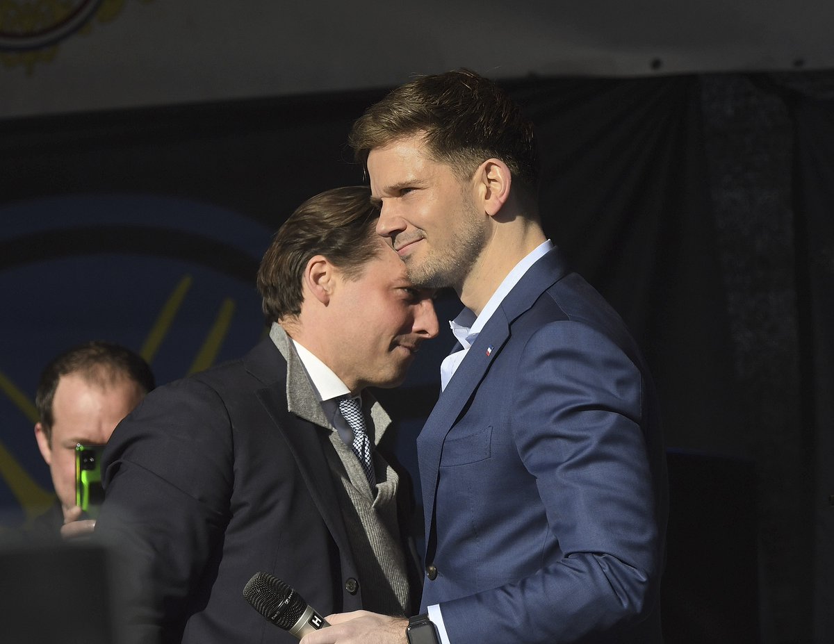 Thierry Baudet keerde zich vanmiddag in Den Haag tegen het eten van sprinkhanen. Demonstratief leegde hij daarom een zakje meelwormen op het pdoium van Farmer Defence Force. Daarna was iedereen blij. <a href="/baudet/">Christophe Baudet</a> #FDF <a href="/denhaag/">Dummy016</a> @forumvoordemocratie