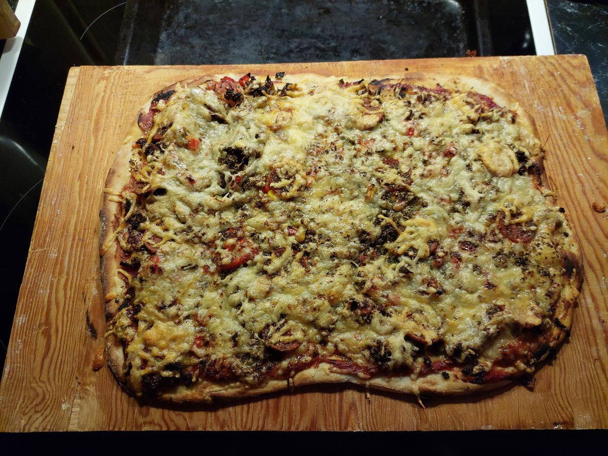 haugtusso's tweet photo. Surdeigspizza til kvelds https://t.co/3brBOnCltH