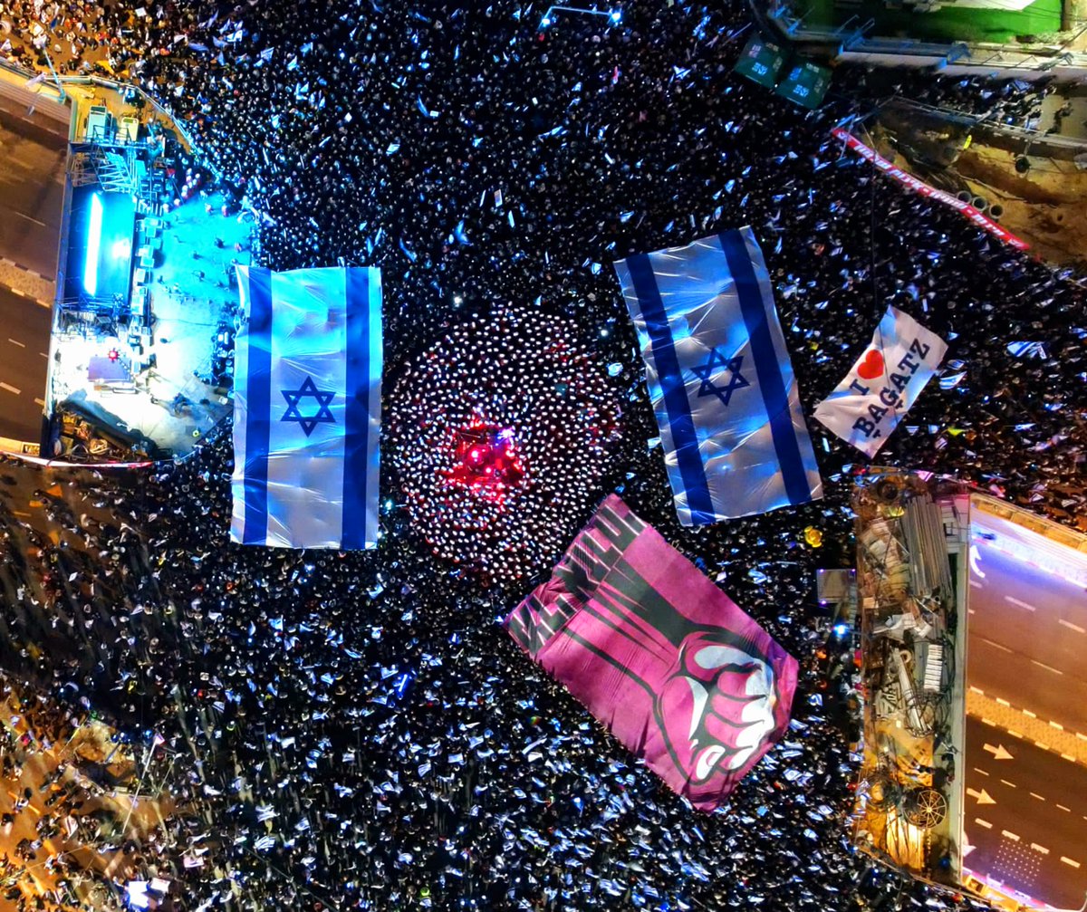 השבוע ה-10 למאבק בהפיכה המשטרית: שיא חדש: כחצי מיליון מפגינים בכל הארץ. כרבע מיליון מפגינים רק בתל אביב. 

500 שיתופים לפחות! אנחנו ננצח! 🇮🇱👊❤️

📷 אמיר גולדשטיין.