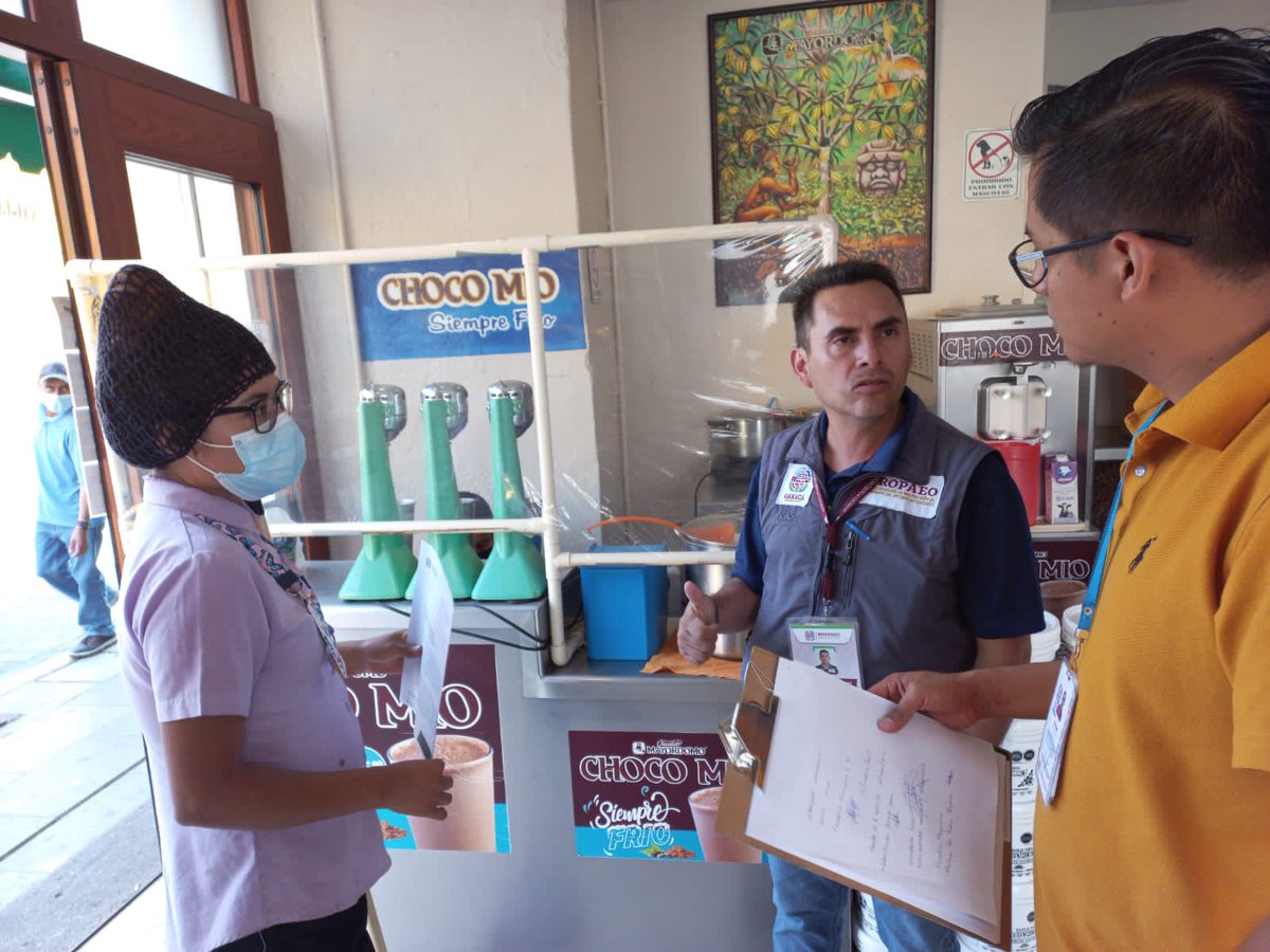 PROPAEO_OAX's tweet photo. El equipo de la #PROPAEO salió a recorrer las calles del primer cuadro del Municipio de Oaxaca de Juárez para exhortar a los comercios a que retiren popotes hechos de polímero, unicel y bolsas de un sólo uso que no cumplan con la normatividad vigente @salomonj @HoracioSosaOax https://t.co/stSFcy0EpJ