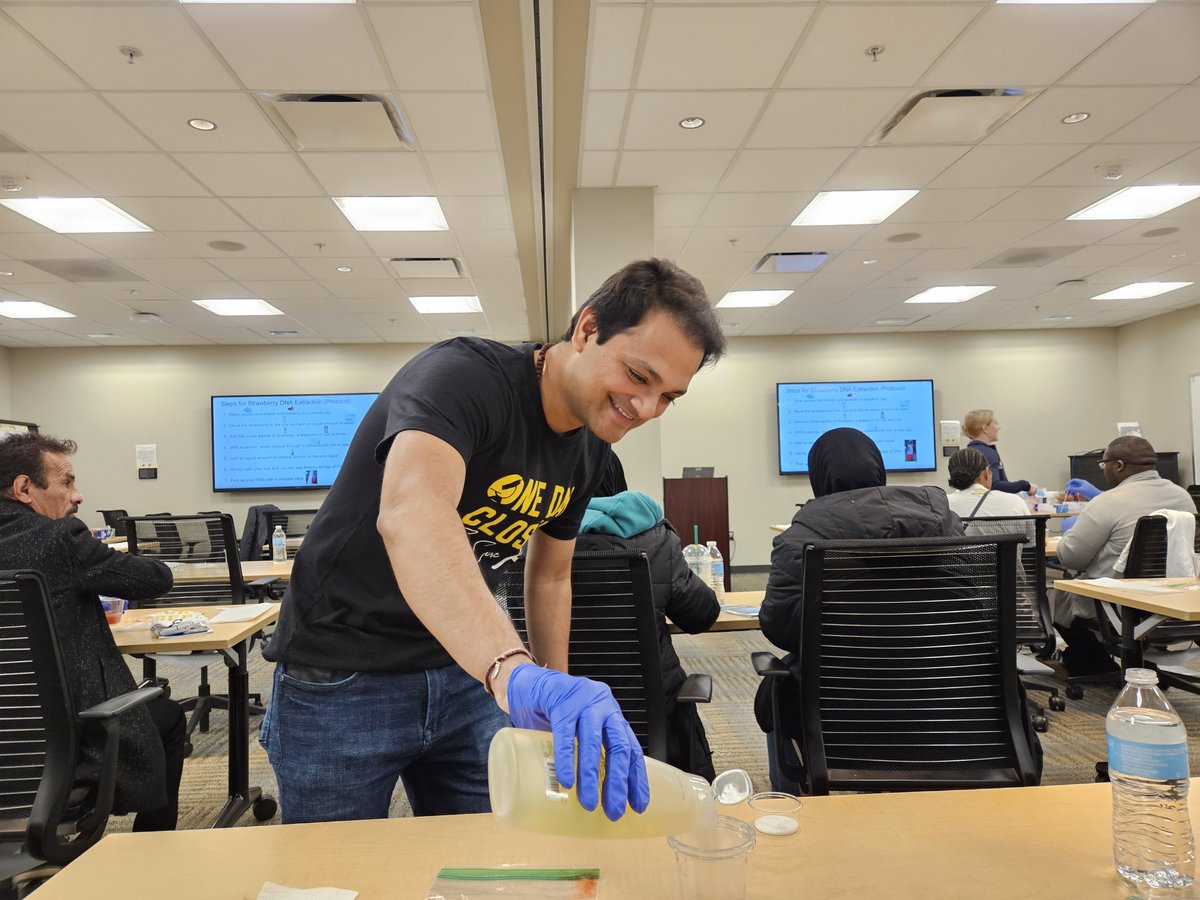 What an incredible event! The Rogel Cancer Center's 'One Day Closer' brought in local students and their parents to learn about cancer. A shoutout to @SumeetASolanki and @radykm teaching us how to extract DNA with household reagents! @UMRogelCancer, @UMPhysiology, @UmichCancBio