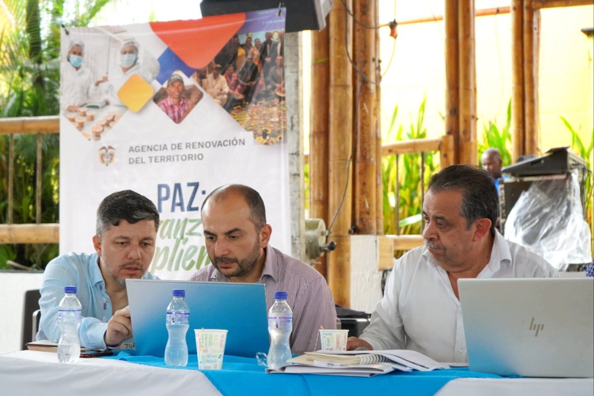 fcolombiaenpaz's tweet photo. Continúa encuentro #AvanzarCumpliendo de @RenovacionCo.
Espacio de diálogo y rendición de cuentas sobre avances de proyectos #PDETE en donde participa el dir. del Fondo Colombia en Paz, Camilo Cetina, comunidades, @UAcuerdoPaz, @ComisionadoPaz y autoridades locales y nacionales. https://t.co/wwJnTKVHt2